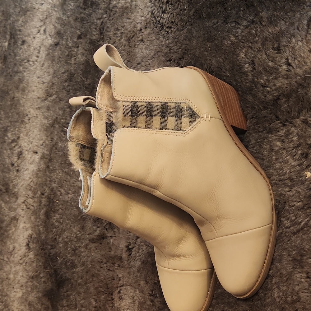 Tom's Everly size 8 tan